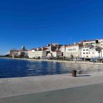 Šibenik riva i stara gradska jezgra s Katedralom sv. Jakova pod vedrim nebom, mirna atmosfera bez masovnog turizma