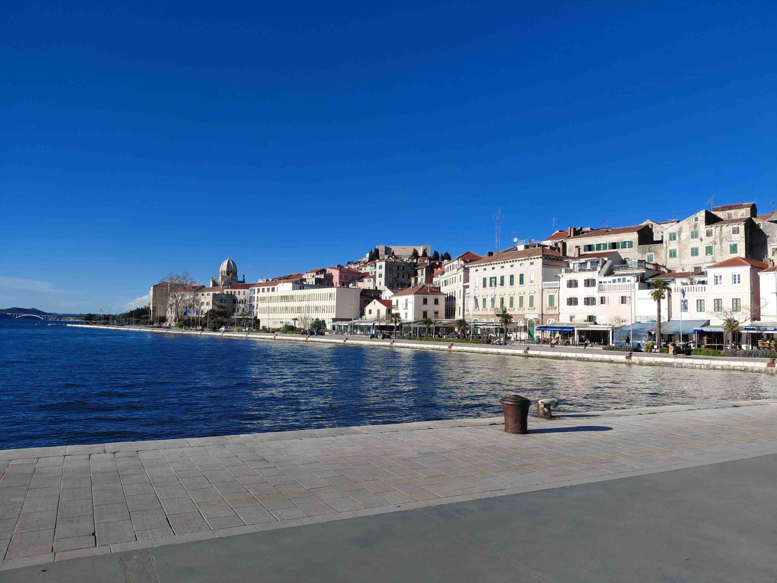 Šibenik riva i stara gradska jezgra s Katedralom sv. Jakova pod vedrim nebom, mirna atmosfera bez masovnog turizma