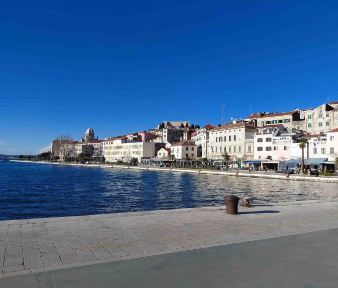 Šibenik riva i stara gradska jezgra s Katedralom sv. Jakova pod vedrim nebom, mirna atmosfera bez masovnog turizma