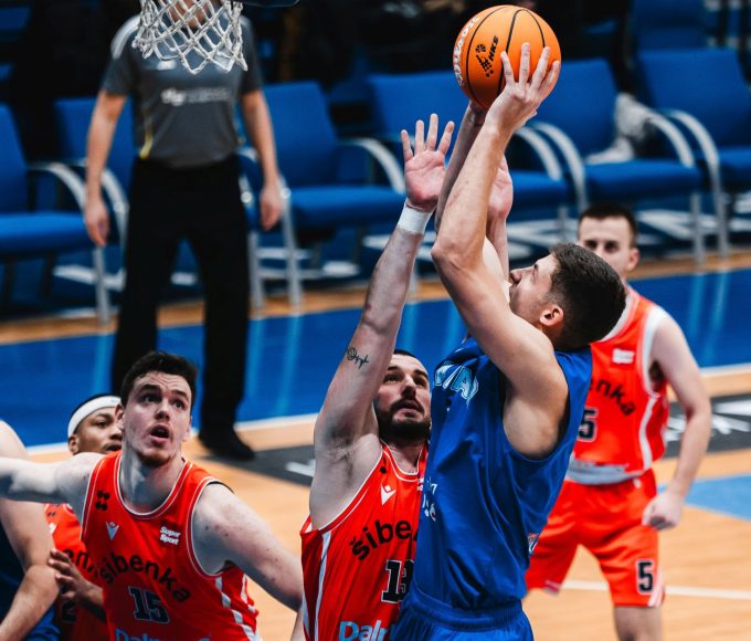 Marcus Golson u napadu za Šibenku protiv Zadra na polufinalu SuperSport Kupa (21. veljače 2026.), ključni trenutak borbe s 18 postignutih poena