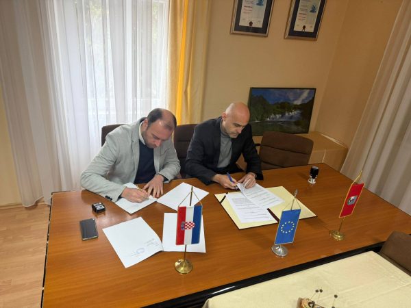 Potpisivanje ugovora za izgradnju Multifunkcionalnog centra Scardona u Skradinu, vrijednog 3,4 milijuna eura.